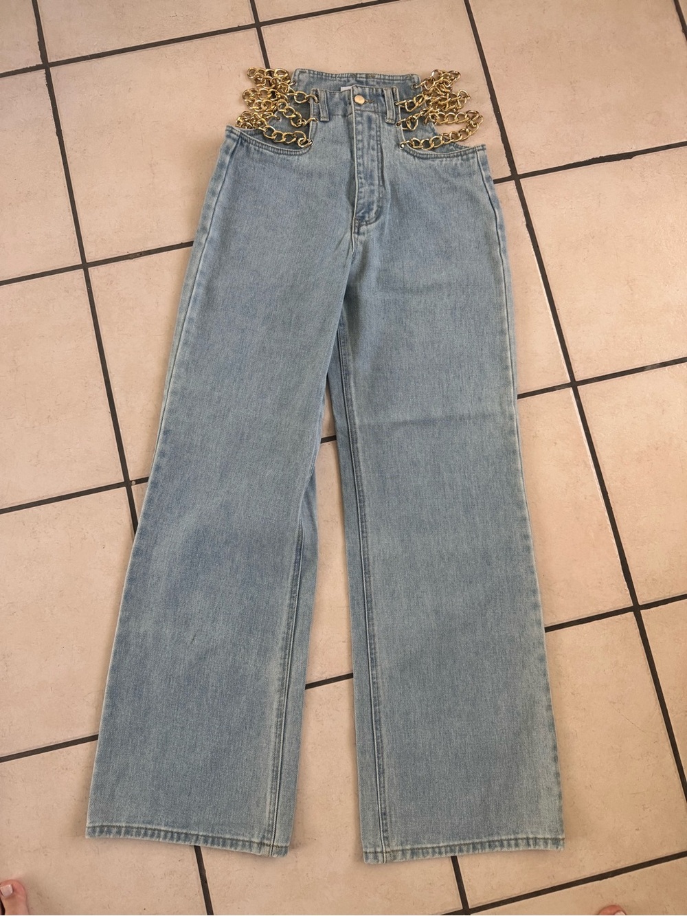 Light Blue High-Waist Wide-Leg Jeans with Gold Chain Detail